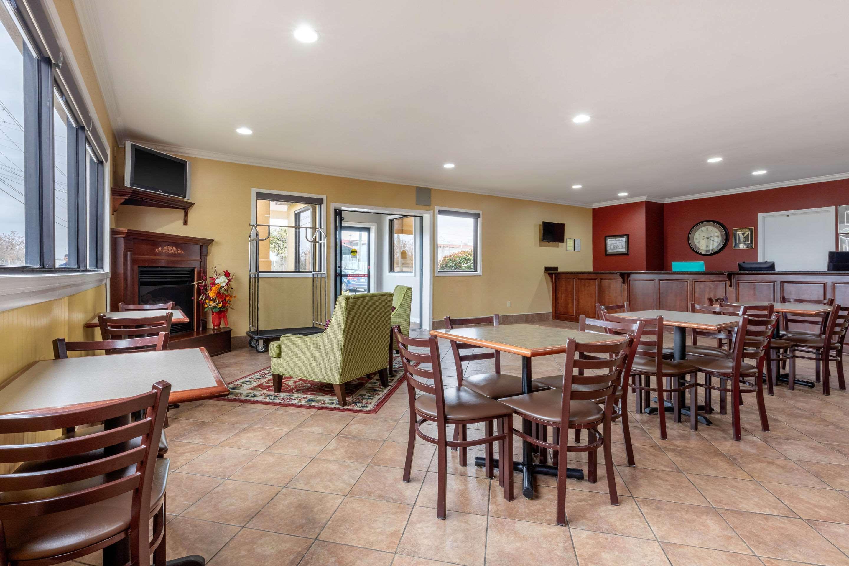 Quality Inn & Suites Demopolis Exteriör bild